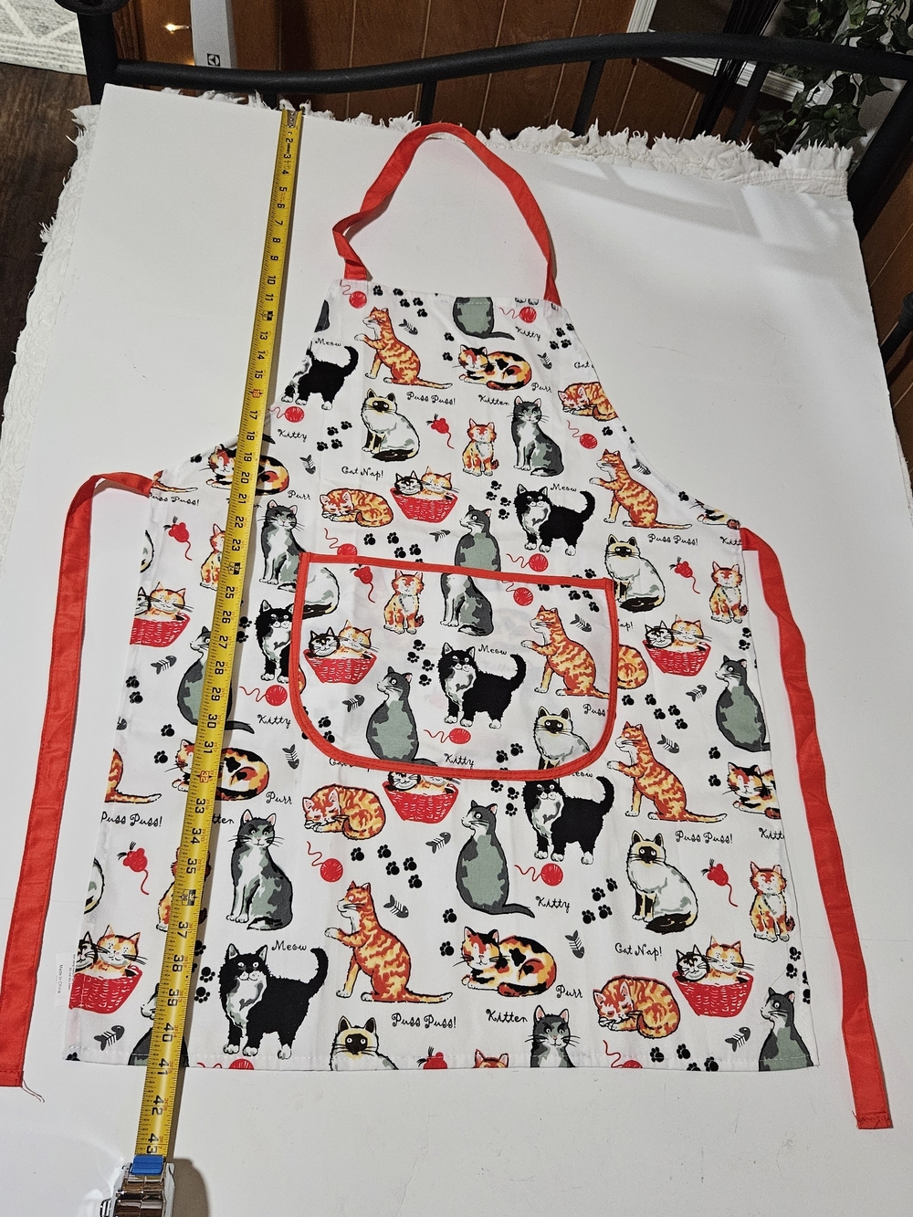 CAT LOVER Novelty Kitchen Apron Front Pocket Red Trim All Over Kitten Print - Picture 5 of 10